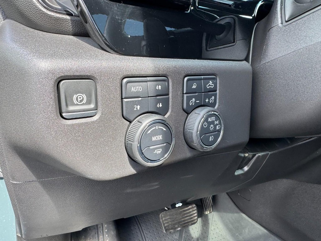 Chevrolet Silverado 1500 Vehicle Full-screen Gallery Image 17
