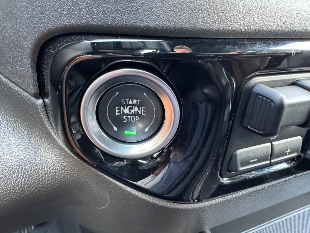 Chevrolet Silverado 1500 Vehicle Full-screen Gallery Image 24