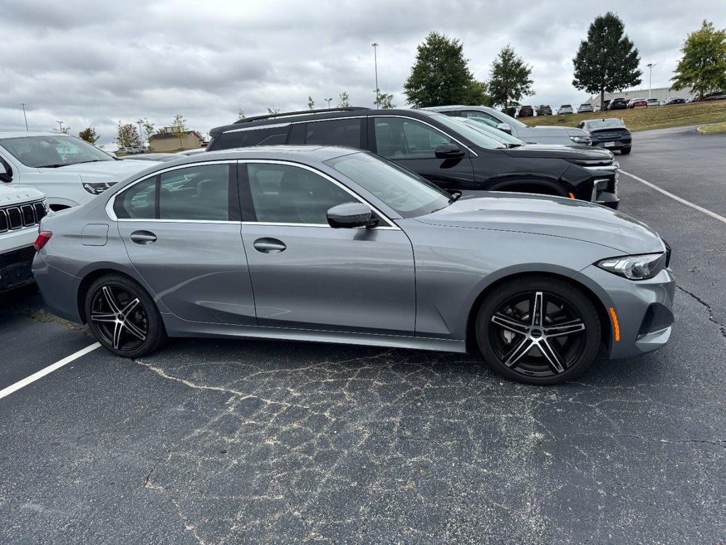 BMW 3 Series Vehicle Full-screen Gallery Image 02