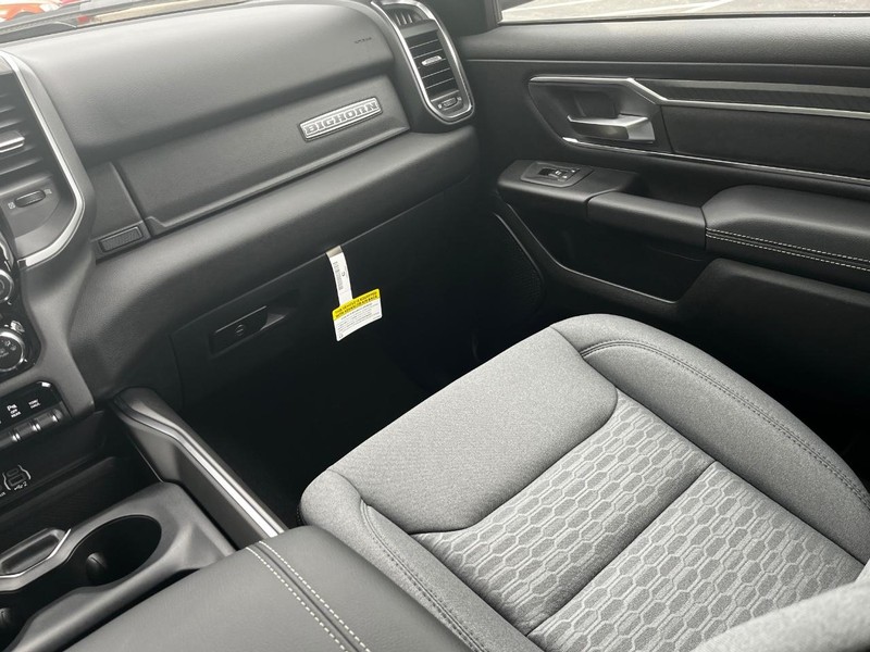 Ram 1500 Vehicle Full-screen Gallery Image 07