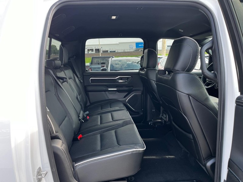 Ram 1500 Vehicle Full-screen Gallery Image 04