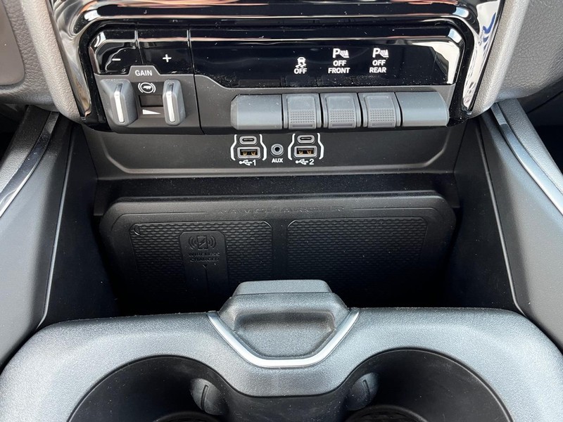 Ram 1500 Vehicle Full-screen Gallery Image 14