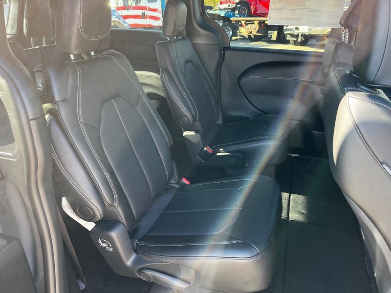 Chrysler Pacifica Vehicle Full-screen Gallery Image 04