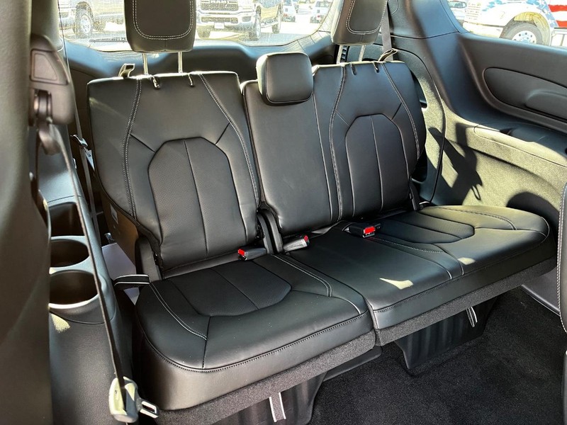 Chrysler Pacifica Vehicle Full-screen Gallery Image 05