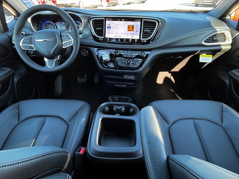 Chrysler Pacifica Vehicle Full-screen Gallery Image 06