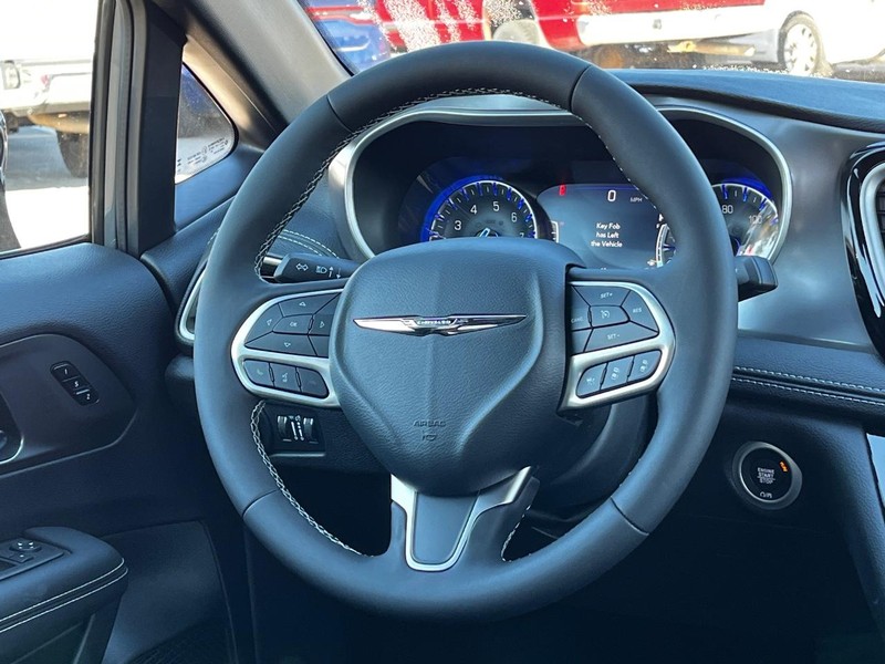 Chrysler Pacifica Vehicle Full-screen Gallery Image 07