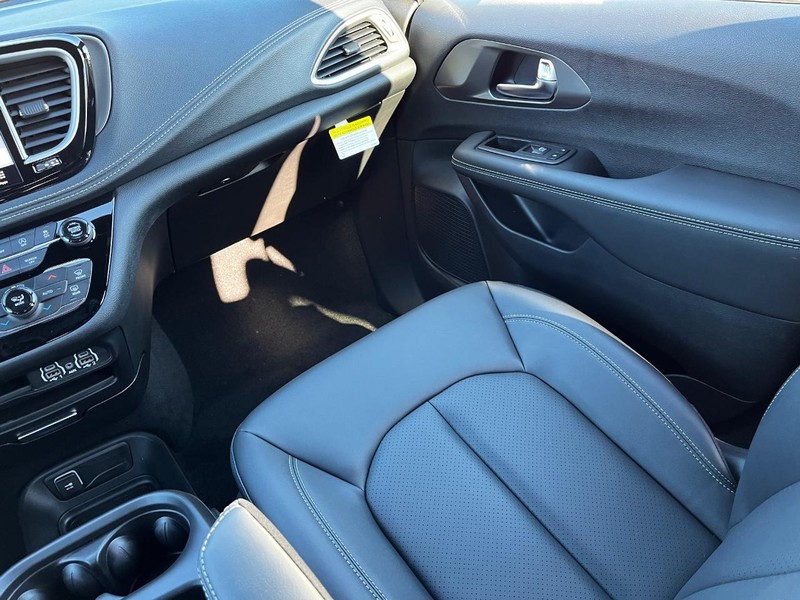 Chrysler Pacifica Vehicle Full-screen Gallery Image 08