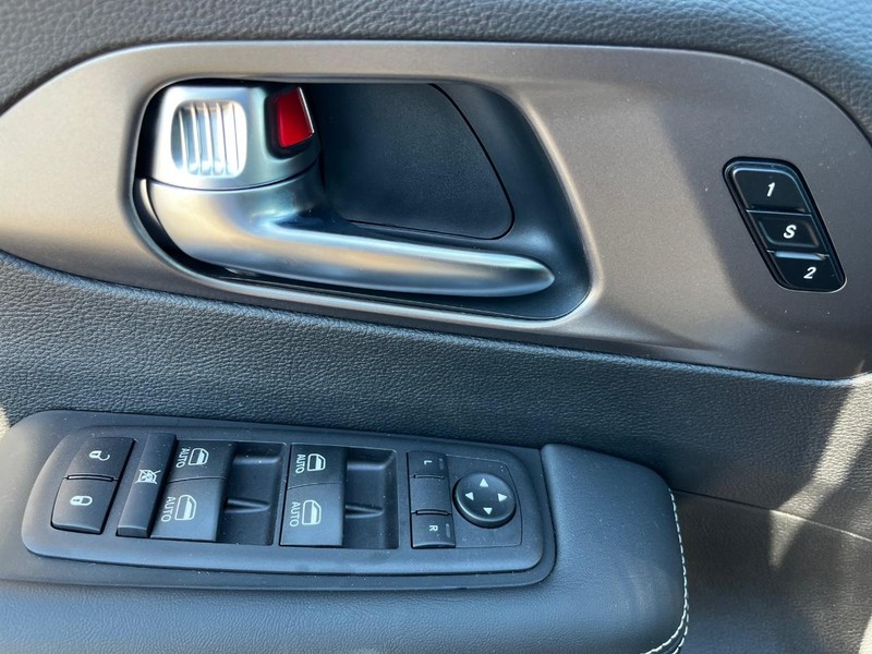 Chrysler Pacifica Vehicle Full-screen Gallery Image 09