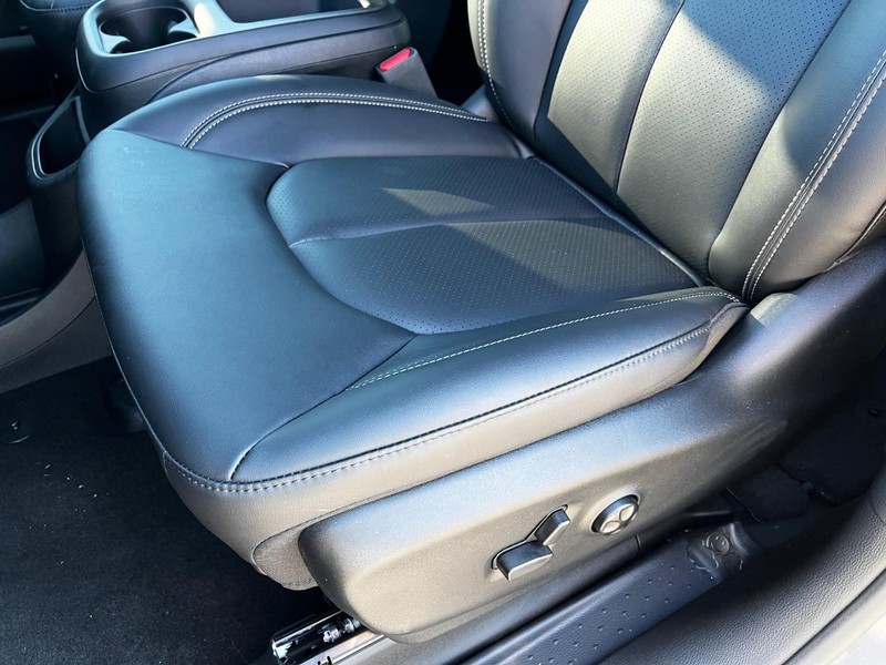 Chrysler Pacifica Vehicle Full-screen Gallery Image 10