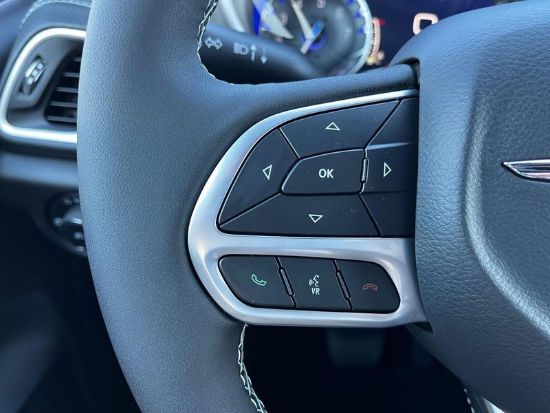 Chrysler Pacifica Vehicle Full-screen Gallery Image 11