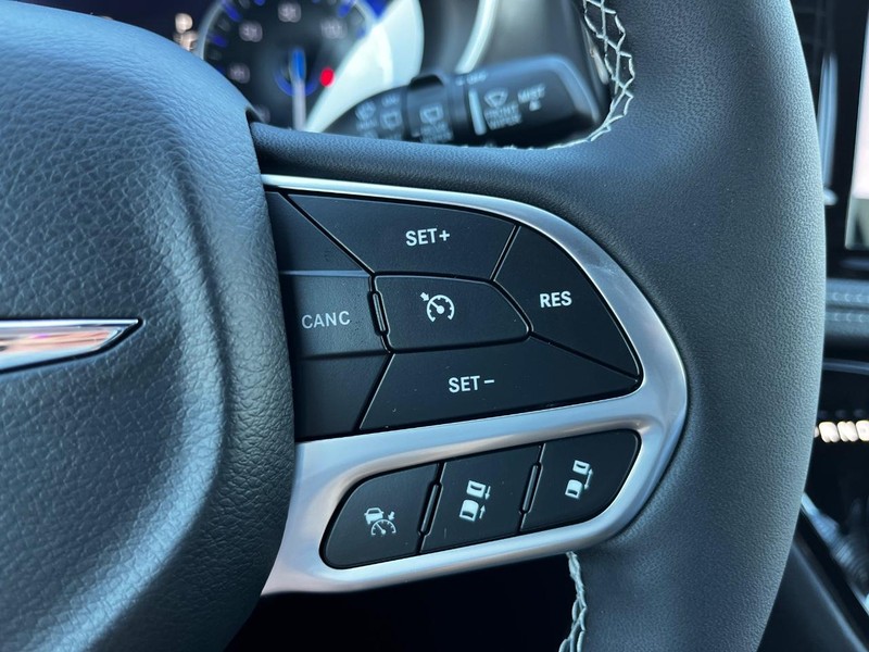 Chrysler Pacifica Vehicle Full-screen Gallery Image 12