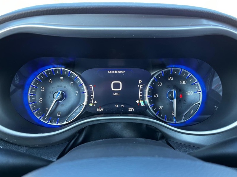 Chrysler Pacifica Vehicle Full-screen Gallery Image 13