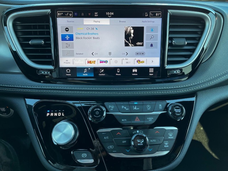 Chrysler Pacifica Vehicle Full-screen Gallery Image 14