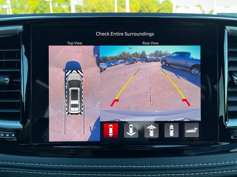 Chrysler Pacifica Vehicle Full-screen Gallery Image 15