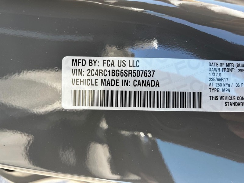 Chrysler Pacifica Vehicle Full-screen Gallery Image 16