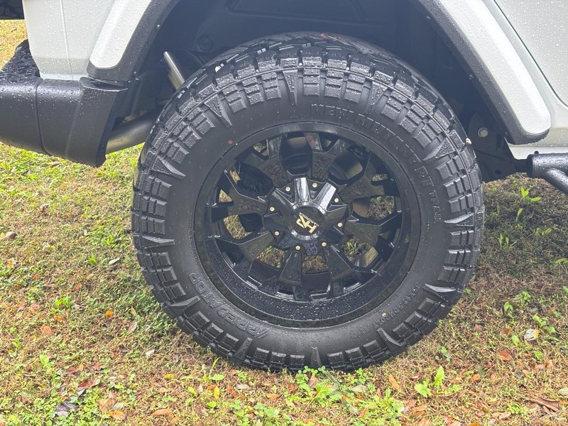 Jeep Wrangler Vehicle Full-screen Gallery Image 04