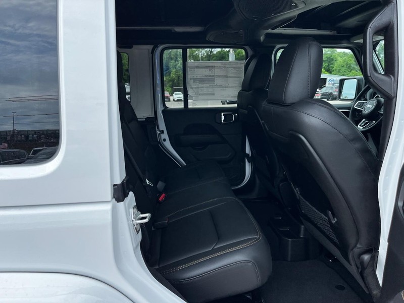 Jeep Wrangler Vehicle Full-screen Gallery Image 05