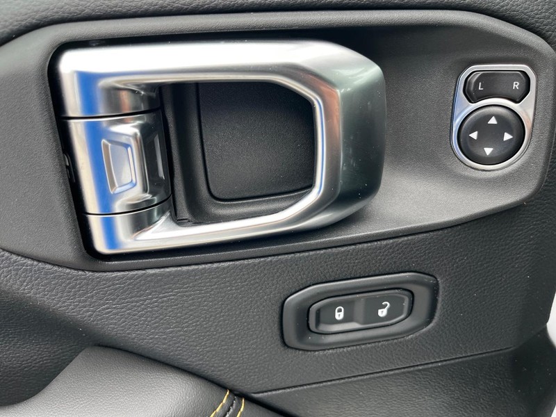 Jeep Wrangler Vehicle Full-screen Gallery Image 09