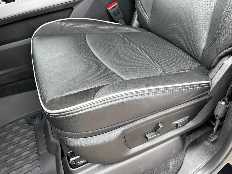 Ram 2500 Vehicle Full-screen Gallery Image 09