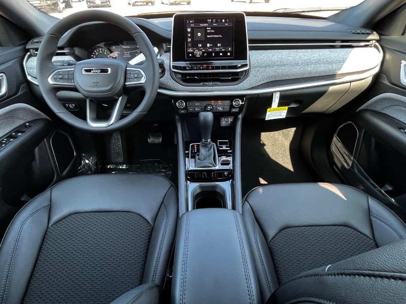 Jeep Compass Vehicle Full-screen Gallery Image 05