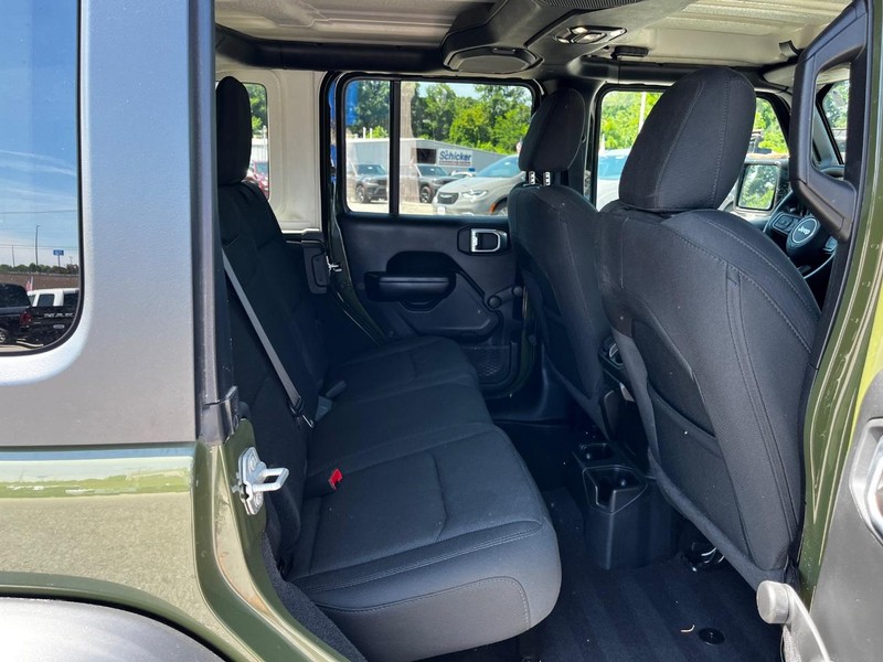 Jeep Wrangler Vehicle Full-screen Gallery Image 10