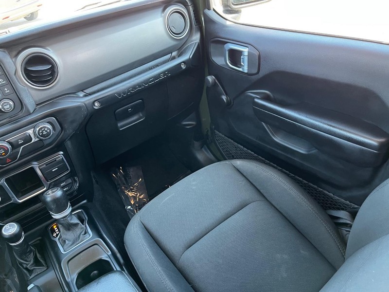 Jeep Wrangler Vehicle Full-screen Gallery Image 13