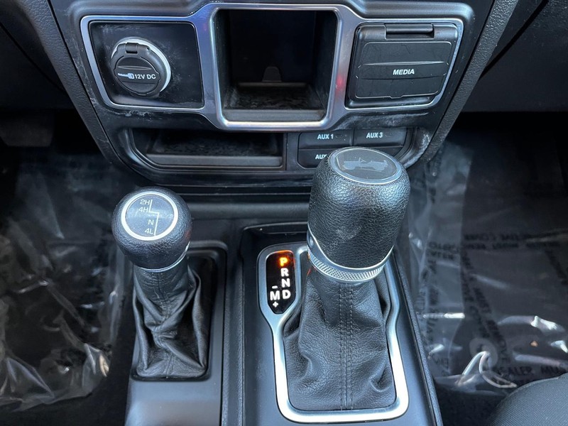 Jeep Wrangler Vehicle Full-screen Gallery Image 18