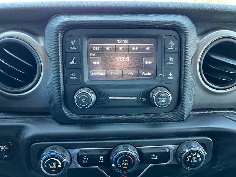 Jeep Wrangler Vehicle Full-screen Gallery Image 19