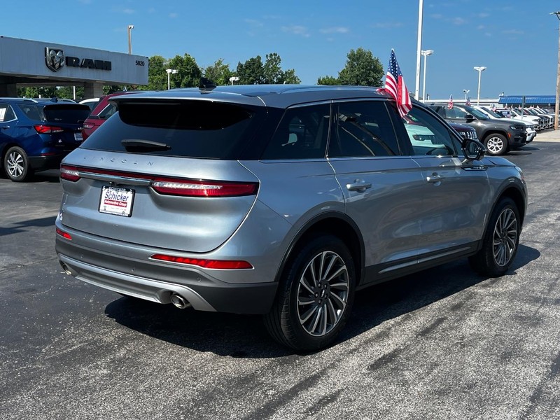 Lincoln Corsair Vehicle Full-screen Gallery Image 03