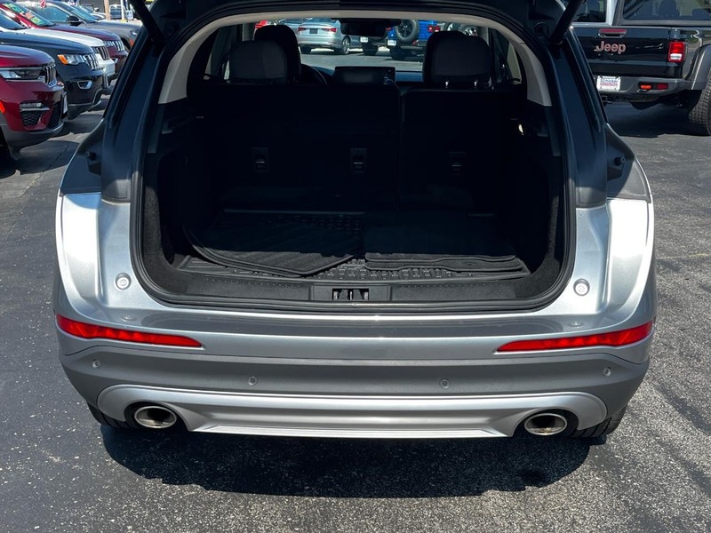 Lincoln Corsair Vehicle Full-screen Gallery Image 05