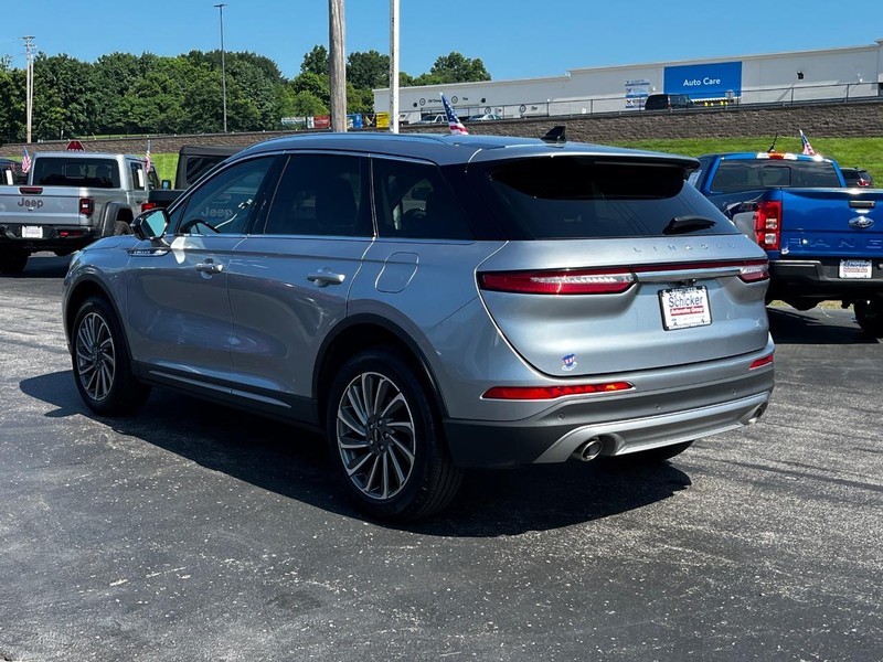 Lincoln Corsair Vehicle Full-screen Gallery Image 06