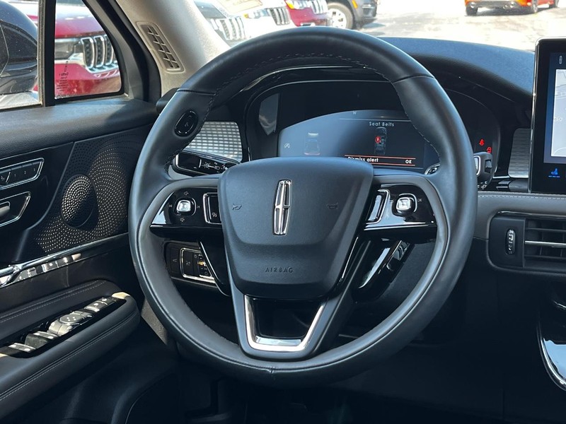 Lincoln Corsair Vehicle Full-screen Gallery Image 12