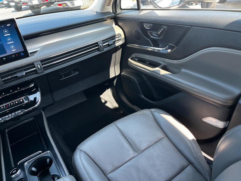 Lincoln Corsair Vehicle Full-screen Gallery Image 13