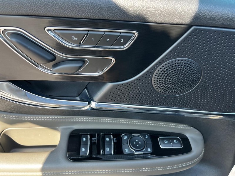 Lincoln Corsair Vehicle Full-screen Gallery Image 14