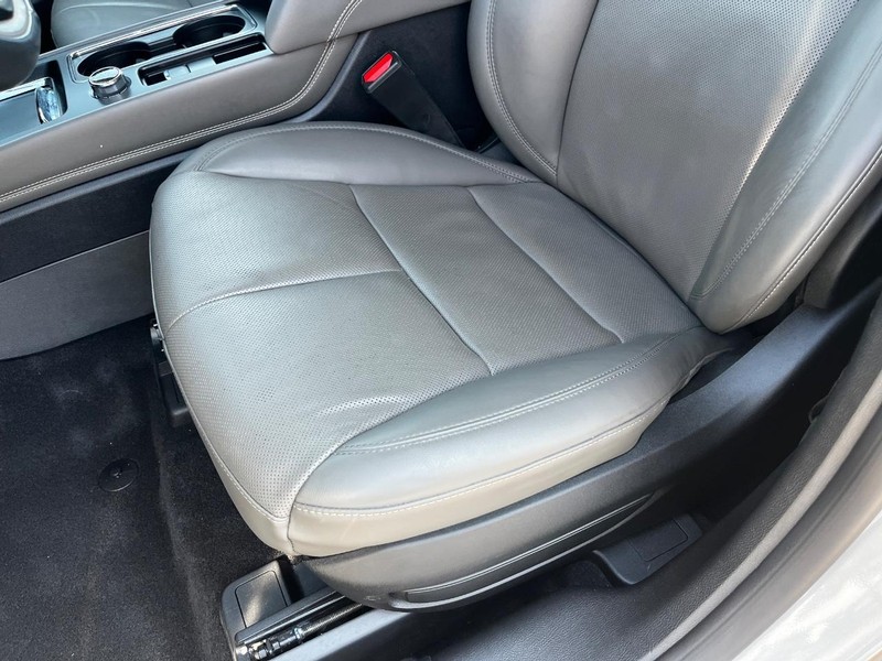 Lincoln Corsair Vehicle Full-screen Gallery Image 15