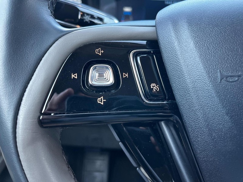 Lincoln Corsair Vehicle Full-screen Gallery Image 16