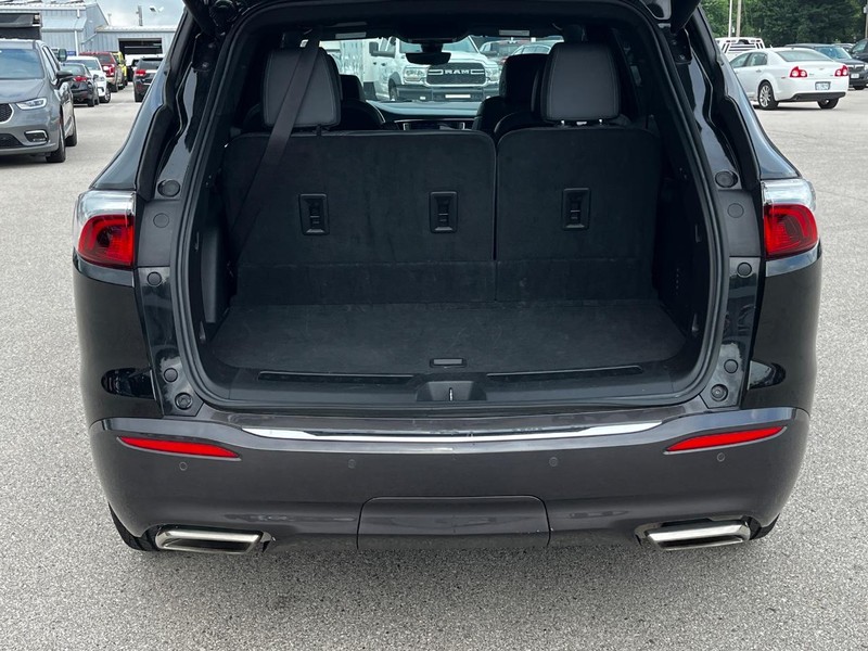 Buick Enclave Vehicle Full-screen Gallery Image 05