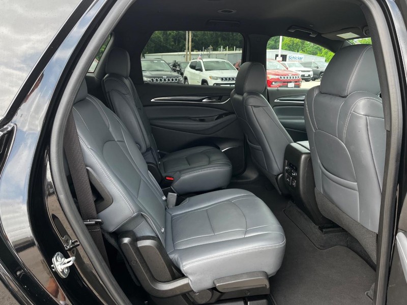 Buick Enclave Vehicle Full-screen Gallery Image 10