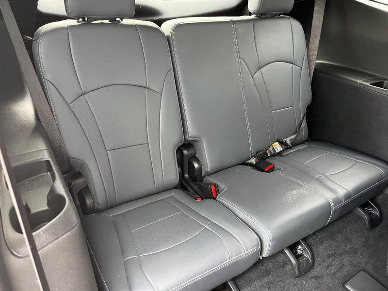 Buick Enclave Vehicle Full-screen Gallery Image 11