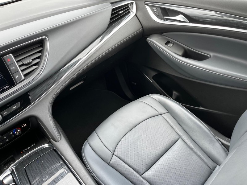 Buick Enclave Vehicle Full-screen Gallery Image 15
