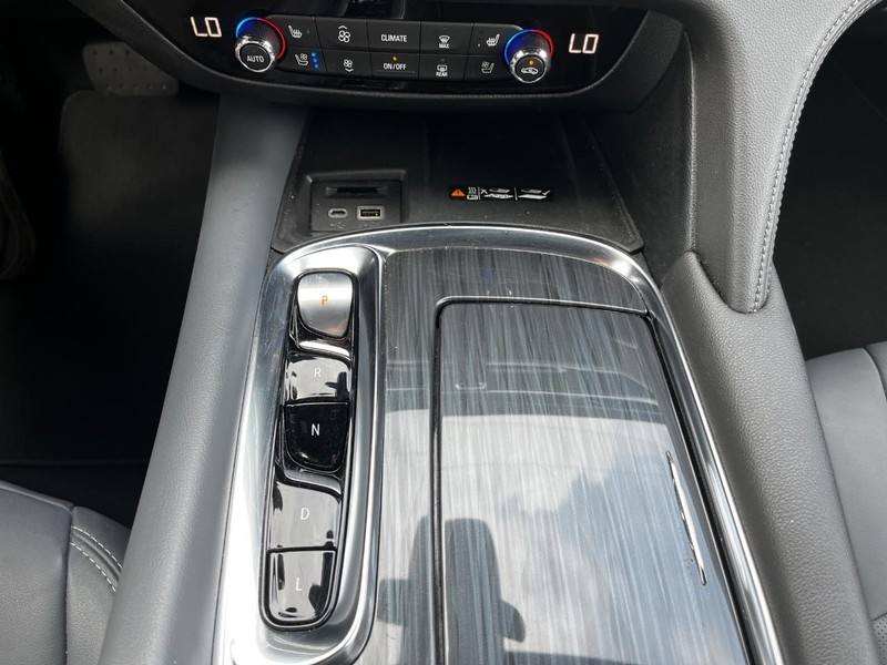 Buick Enclave Vehicle Full-screen Gallery Image 21