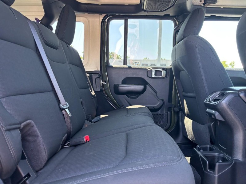 Jeep Wrangler Vehicle Full-screen Gallery Image 10