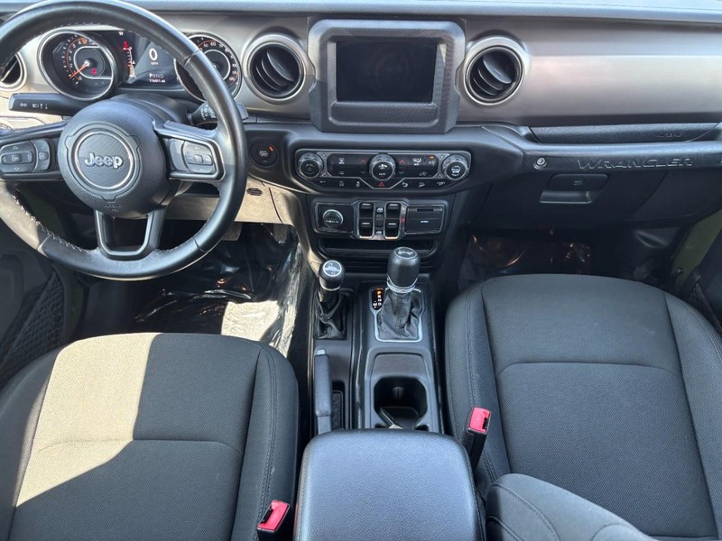 Jeep Wrangler Vehicle Full-screen Gallery Image 11