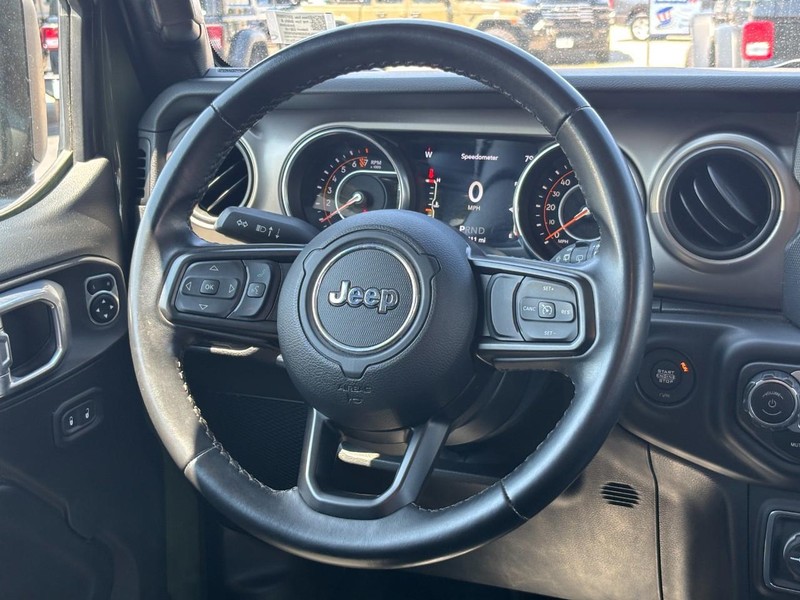 Jeep Wrangler Vehicle Full-screen Gallery Image 12