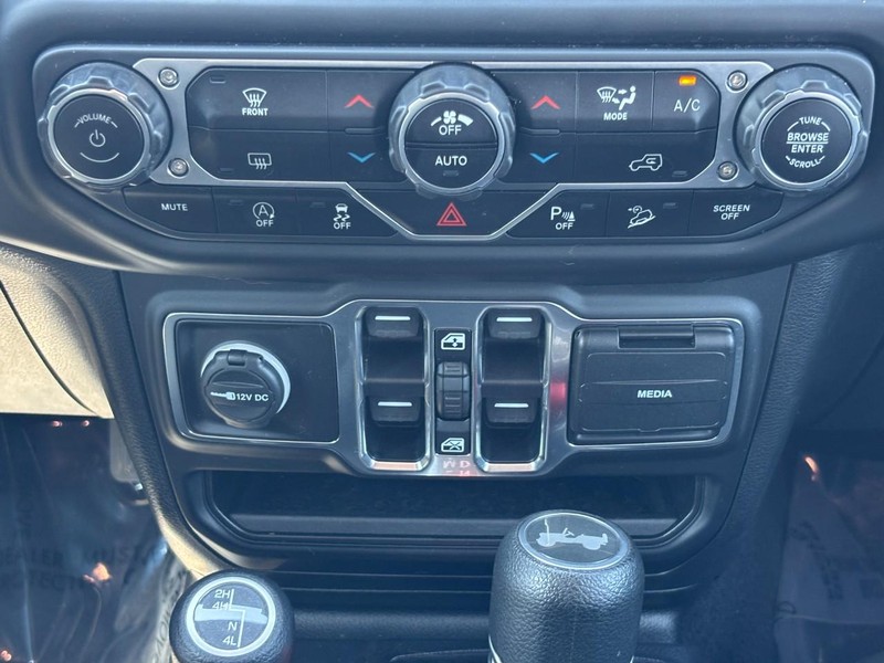 Jeep Wrangler Vehicle Full-screen Gallery Image 14