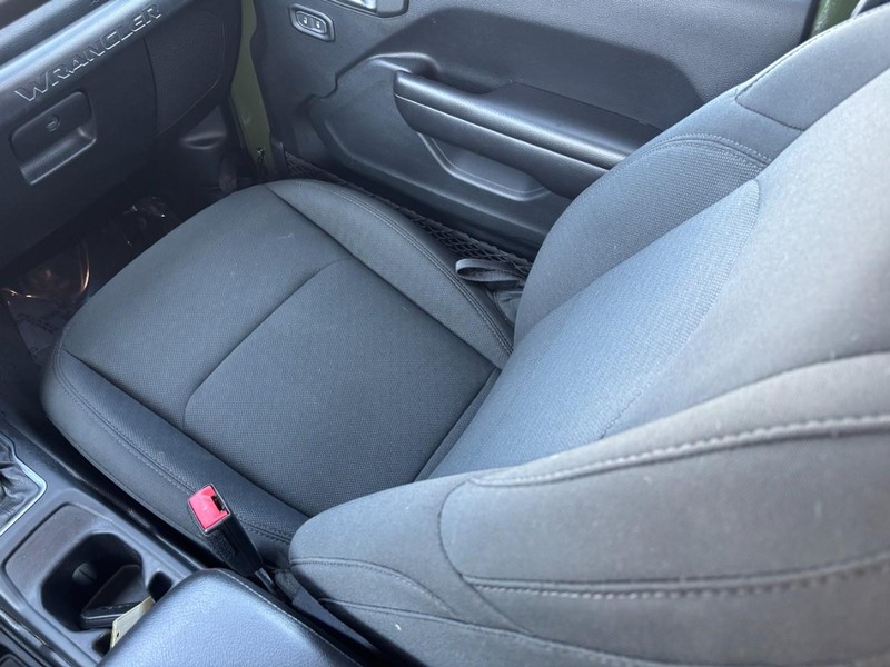 Jeep Wrangler Vehicle Full-screen Gallery Image 15