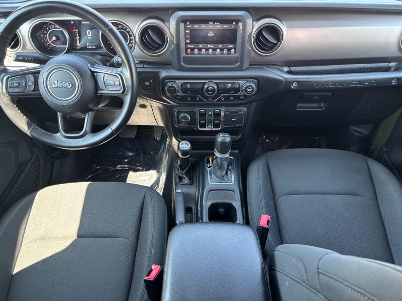 Jeep Wrangler Vehicle Full-screen Gallery Image 16