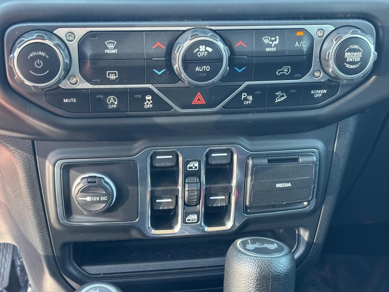 Jeep Wrangler Vehicle Full-screen Gallery Image 23