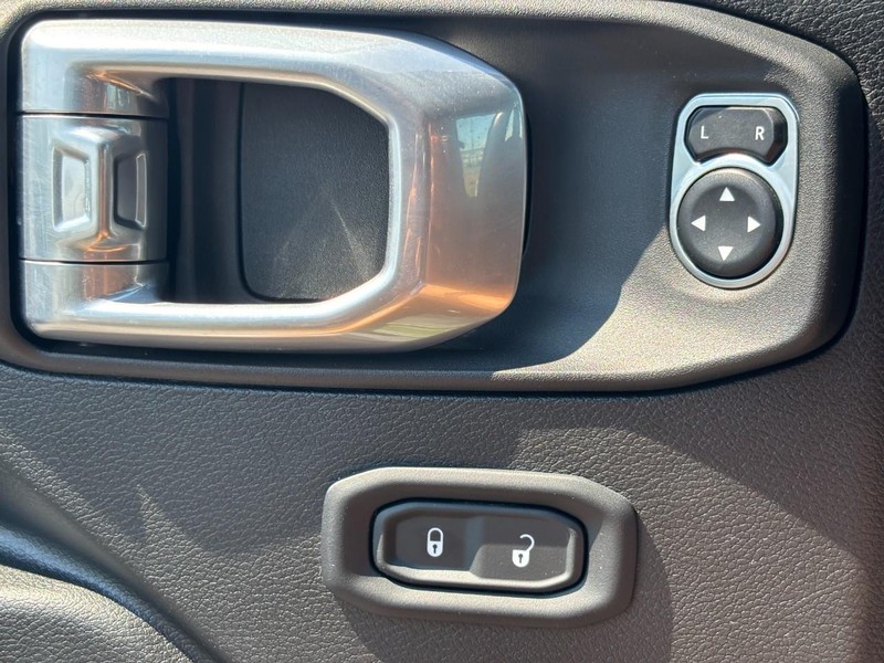 Jeep Wrangler Vehicle Full-screen Gallery Image 24