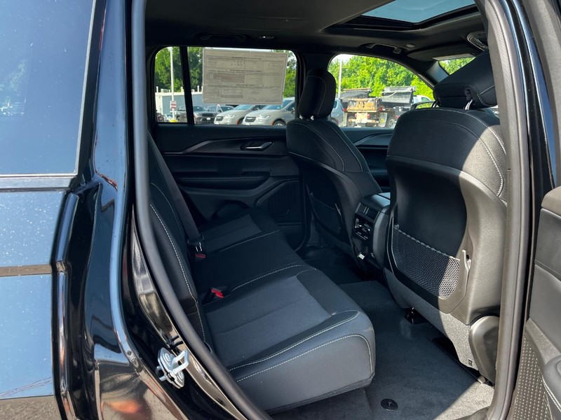 Jeep Grand Cherokee Vehicle Full-screen Gallery Image 04